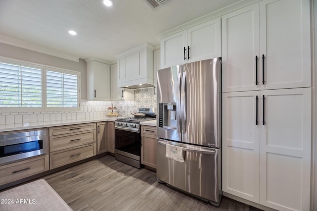 8049 N 16th Ave, Phoenix, AZ 85021 - kitchen with appliances with stainless steel finishes, tasteful backsplash, light wood-style flooring, light countertops, and recessed lighting