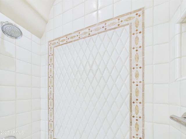 bathroom featuring tiled shower