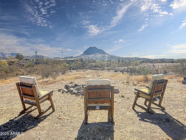 view of yard with a mountain view