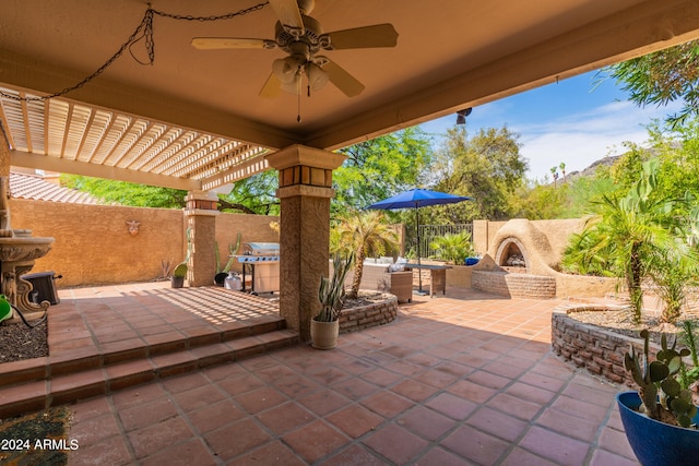 view of patio featuring ceiling fan