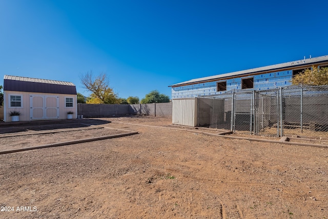 view of yard with a shed