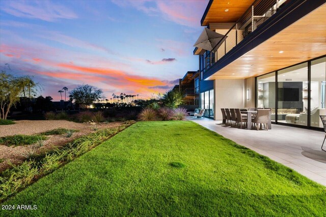 6311 E Phoenician Blvd Unit 21, Scottsdale, AZ 85251 - view of grassy yard with a patio area