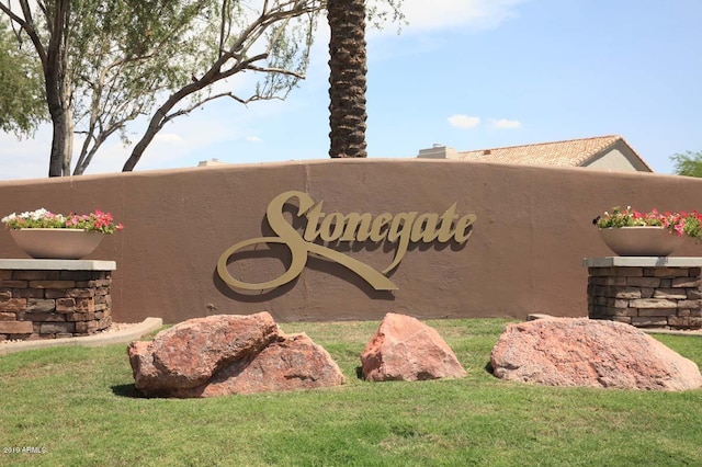 community sign featuring a yard