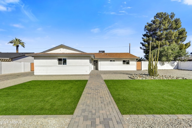 ranch-style house featuring fence, a front lawn, and stucco siding