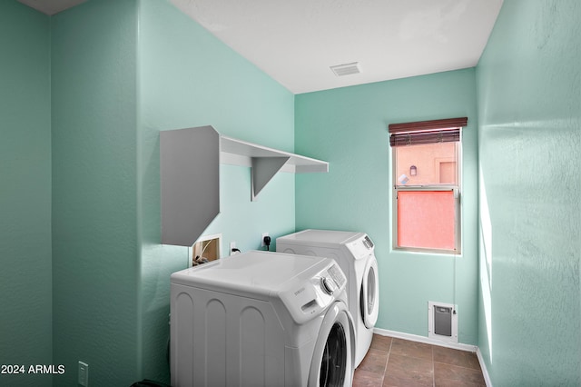 laundry area with washing machine and dryer, laundry area, visible vents, and baseboards