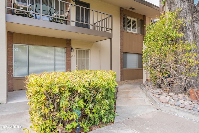 property entrance featuring a balcony