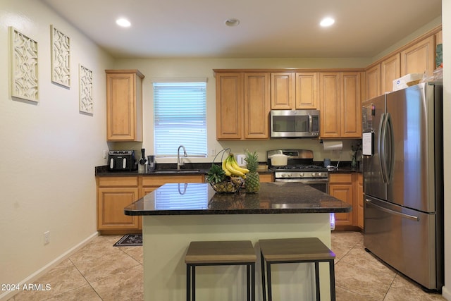 kitchen featuring stainless steel appliances, a kitchen breakfast bar, and a center island