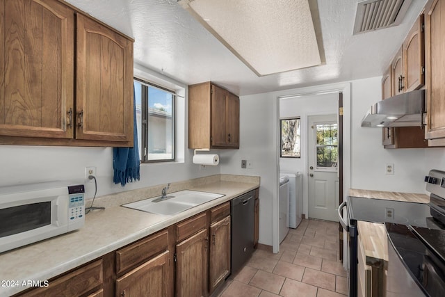 kitchen with visible vents, dishwasher, stainless steel range with electric cooktop, under cabinet range hood, and a sink