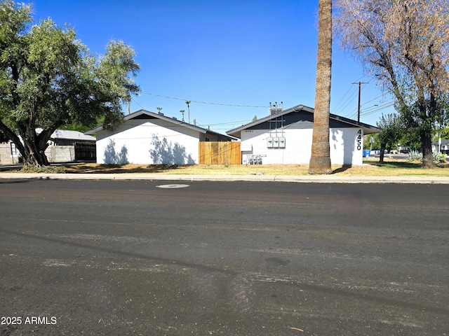 4450 N Longview Ave, Phoenix, AZ 85014 - view of front facade featuring fence
