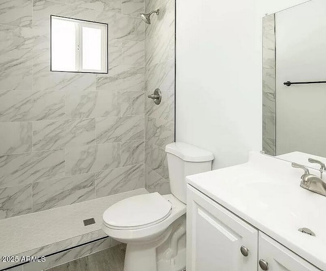 4450 N Longview Ave, Phoenix, AZ 85014 - bathroom with a tile shower, toilet, and vanity