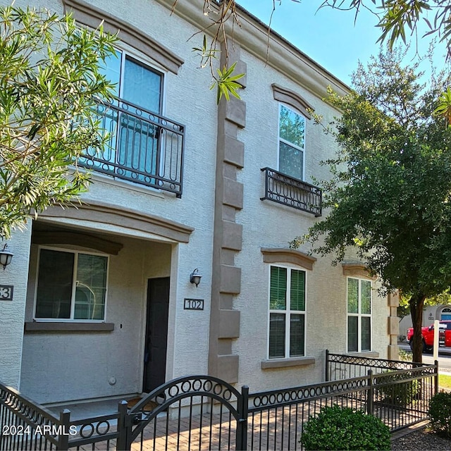 view of front of property featuring a balcony