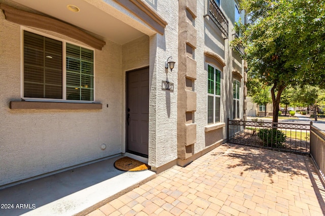 entrance to property featuring a porch