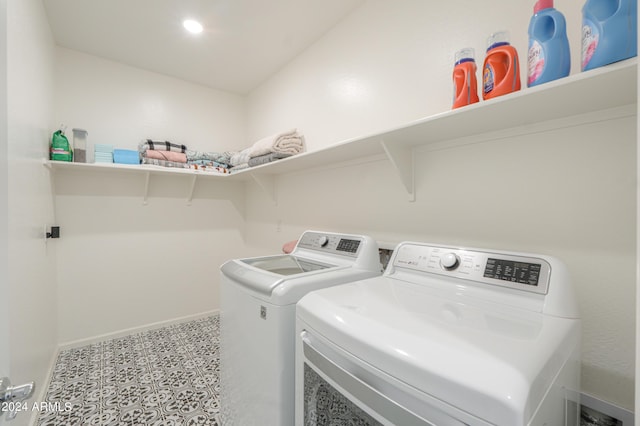 laundry area featuring recessed lighting, baseboards, independent washer and dryer, and laundry area