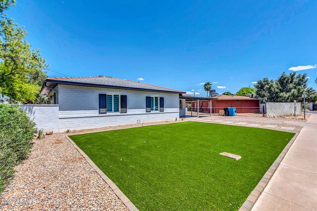 back of house featuring a lawn