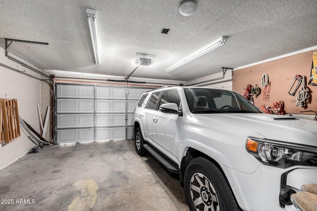 4957 W Onyx Ave, Glendale, AZ 85302 - garage with a garage door opener