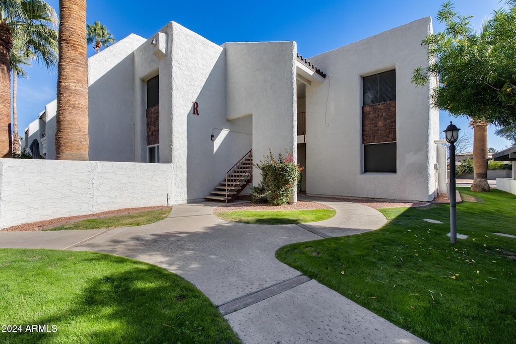 view of front of property with a front lawn