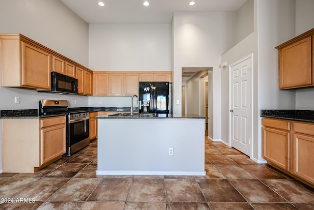41208 W Bravo Dr, Maricopa, AZ 85138 - kitchen with black appliances, a towering ceiling, a kitchen island with sink, a sink, and recessed lighting
