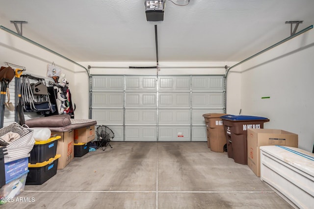 10454 W Maya Way, Peoria, AZ 85383 - garage featuring a garage door opener