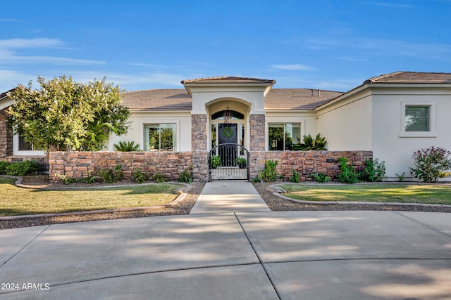 view of front of home featuring a front yard