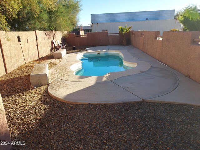 view of swimming pool