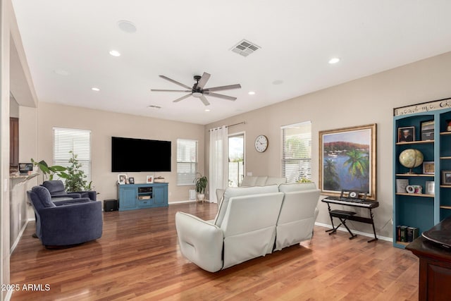 living room featuring visible vents, recessed lighting, baseboards, and light wood-style floors