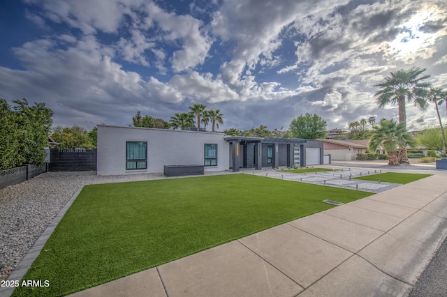 919 W Port Royale Ln, Phoenix, AZ 85023 - view of front of property featuring stucco siding, fence, and a front lawn