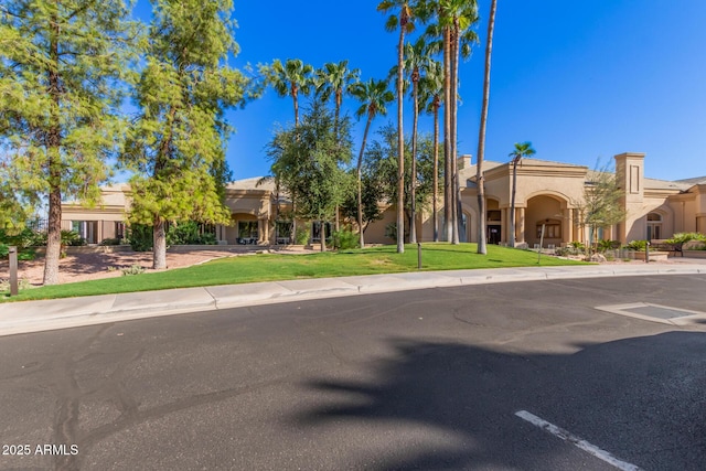 view of front of property featuring a front lawn