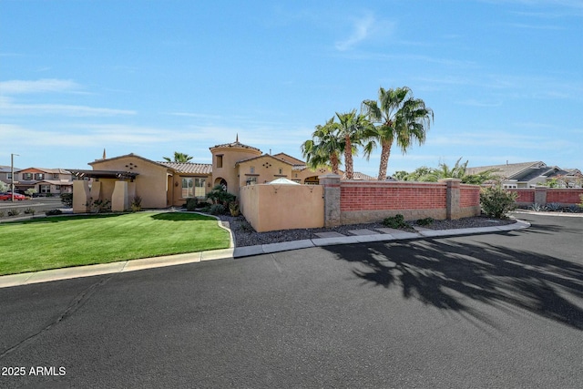 view of front of home featuring a front yard