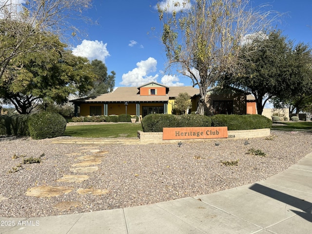 view of front of home featuring a front yard