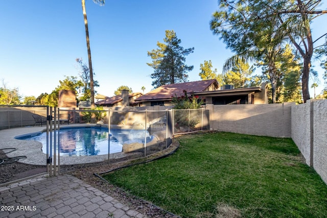 view of swimming pool featuring a yard