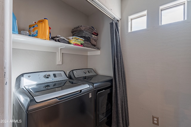 washroom featuring washing machine and clothes dryer