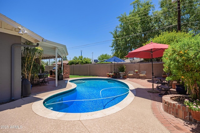 4710 N 33rd Pl, Phoenix, AZ 85018 - view of swimming pool with a patio, a fenced backyard, and outdoor dining space