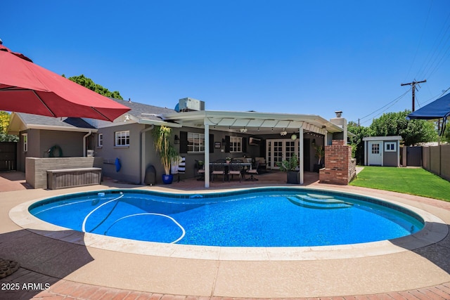 4710 N 33rd Pl, Phoenix, AZ 85018 - view of swimming pool featuring a patio and a storage shed
