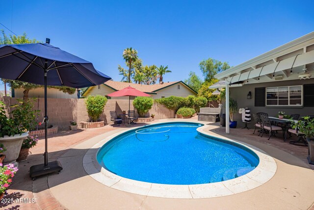 4710 N 33rd Pl, Phoenix, AZ 85018 - view of pool with a patio area, a fenced backyard, and outdoor dining area