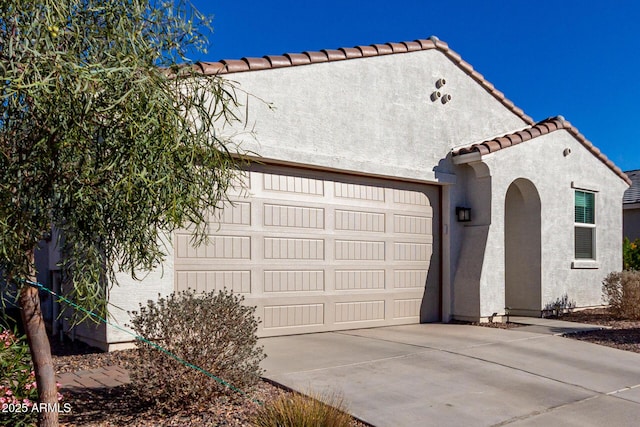 view of front facade with a garage