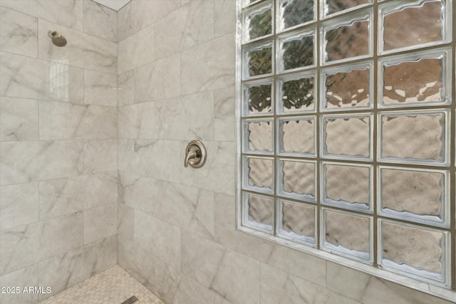 bathroom featuring tiled shower