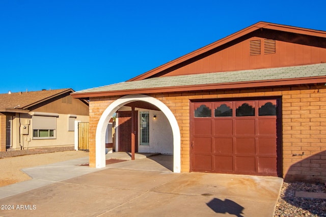 view of front facade featuring a garage