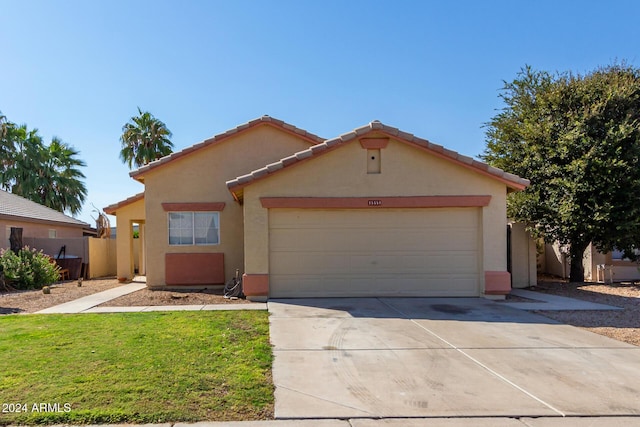 view of front of home featuring a front yard