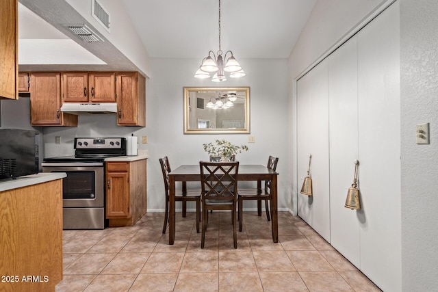 kitchen featuring stainless steel electric stove, an inviting chandelier, under cabinet range hood, and visible vents