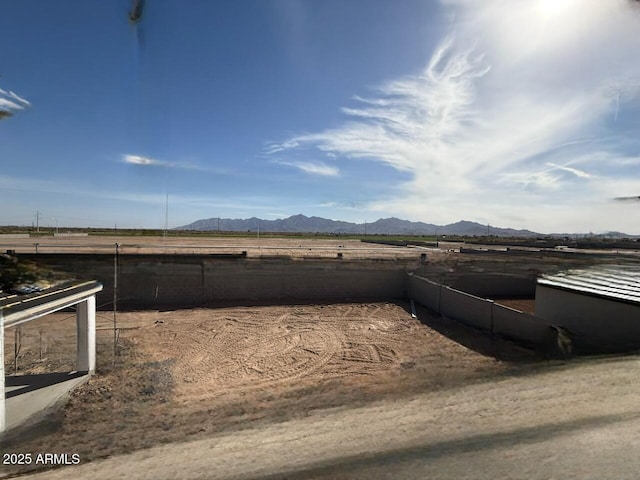 view of yard featuring a mountain view