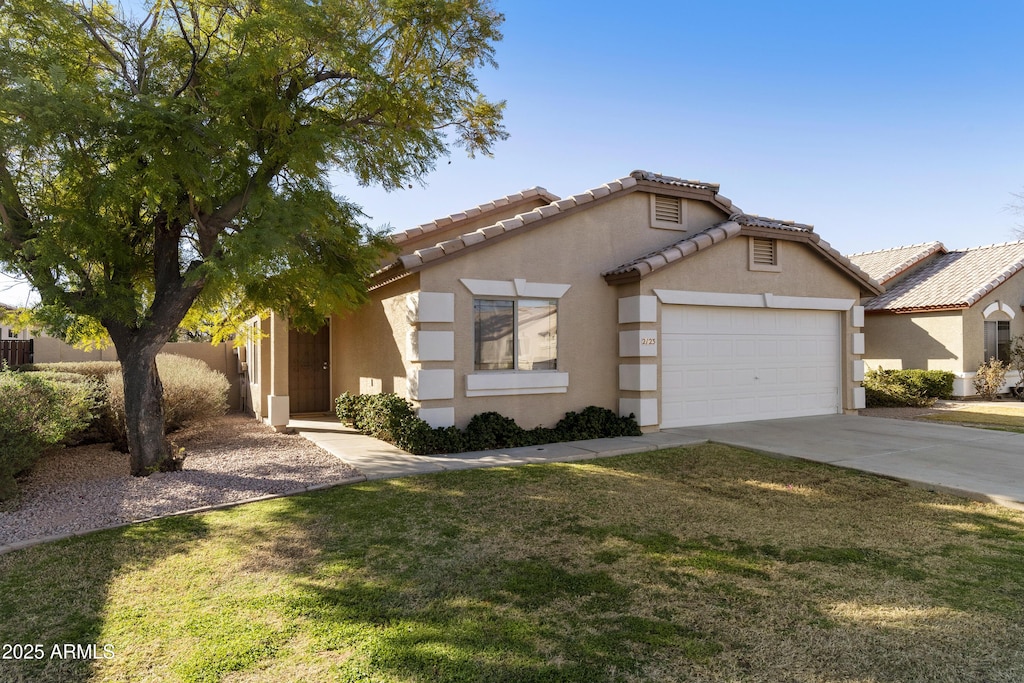 view of front of home featuring a front yard