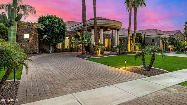 view of front of house featuring a yard