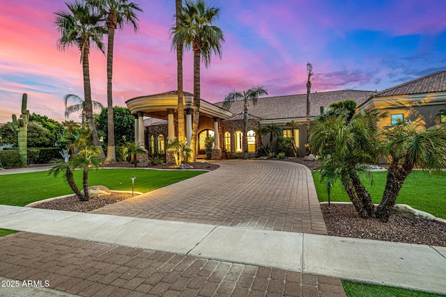 view of front of home featuring a lawn