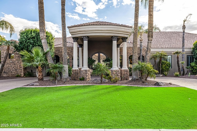 view of front of home featuring a front yard