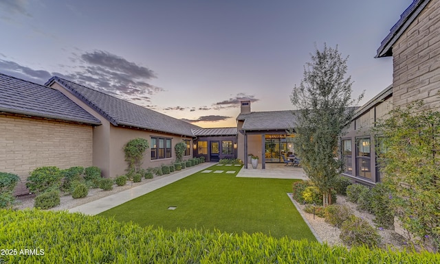 view of yard at dusk