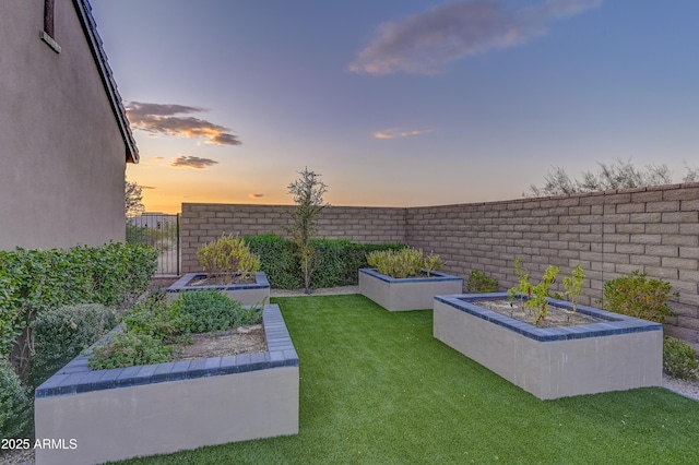 view of yard at dusk