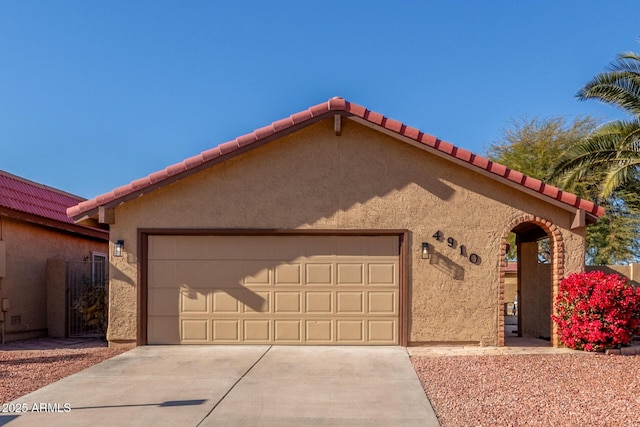 view of front facade featuring a garage