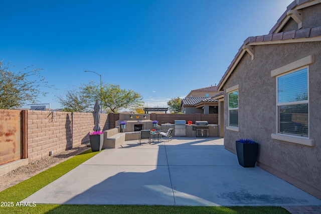 view of patio featuring an outdoor kitchen and grilling area