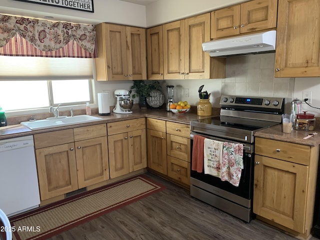 kitchen with tasteful backsplash, dishwasher, sink, dark wood-type flooring, and electric stove