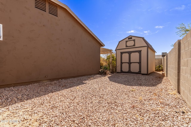 view of yard with a shed